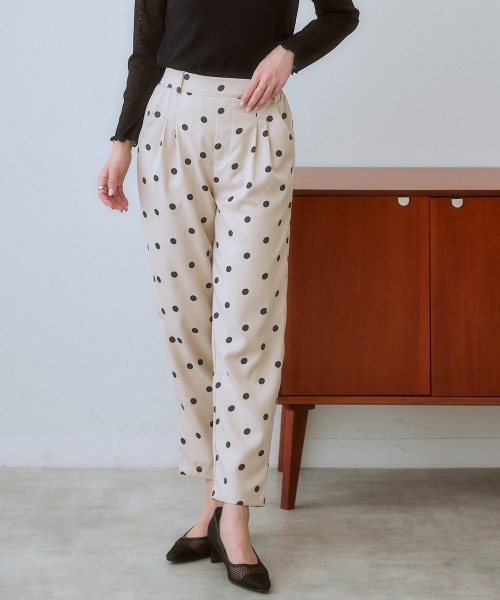 SMILE LAND（スマイルランド）の「＜大きいサイズ＞ ドットプリントテーパードパンツ（ゆったりヒップ）（スラックス・レディース・ベージュ系/ブラック系・LL/3L/5L/L/4L）」の5枚目の写真