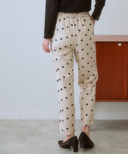 SMILE LAND（スマイルランド）の「＜大きいサイズ＞ ドットプリントテーパードパンツ（ゆったりヒップ）（スラックス・レディース・ベージュ系/ブラック系・LL/3L/5L/L/4L）」の6枚目の写真