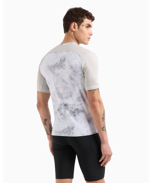 EMPORIO ARMANI EA7（エンポリオアルマーニイーエーセブン）の「※<オンライン限定>【エンポリオ アルマーニ EA7】Dynamic Athlete Tシャツ VIGOR7テクニカルファブリック（Tシャツ/カットソー・メンズ・ホワイト系その他・SMALL/MEDIUM/LARGE/X-LARGE/X-SMALL/XX-LARGE）」の2枚目の写真