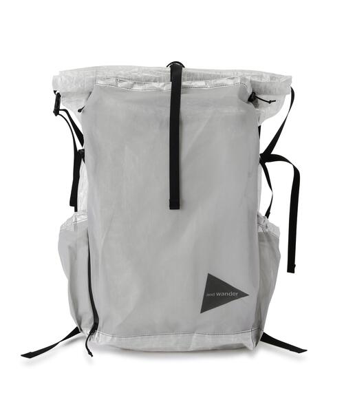 and wander(アンドワンダー)の「and wander/アンドワンダー UL backpack with Dyneema(バックパック/リュック・メンズ・ブラック/ホワイト系2・F)」の1枚目の写真