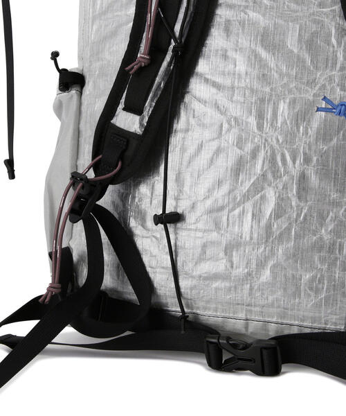 BEAVER（ビーバー）の「and wander/アンドワンダー  UL backpack with Dyneema（バックパック/リュック・メンズ・ブラック/ホワイト系2・F）」の11枚目の写真