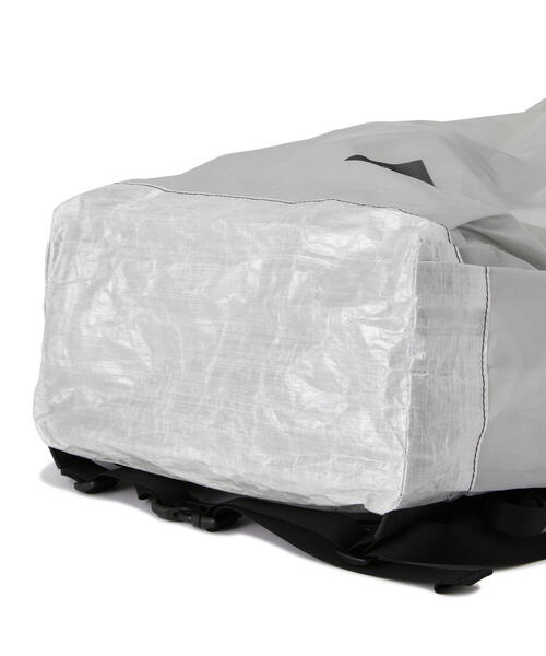 BEAVER（ビーバー）の「and wander/アンドワンダー  UL backpack with Dyneema（バックパック/リュック・メンズ・ブラック/ホワイト系2・F）」の13枚目の写真