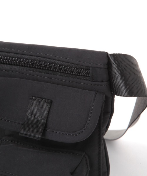 LAKOLE（ラコレ）の「ガジェットフライトボディバッグ / 288803（ボディバッグ/ウエストポーチ・メンズ・ブラック/チャコールグレー・FREE）」の9枚目の写真