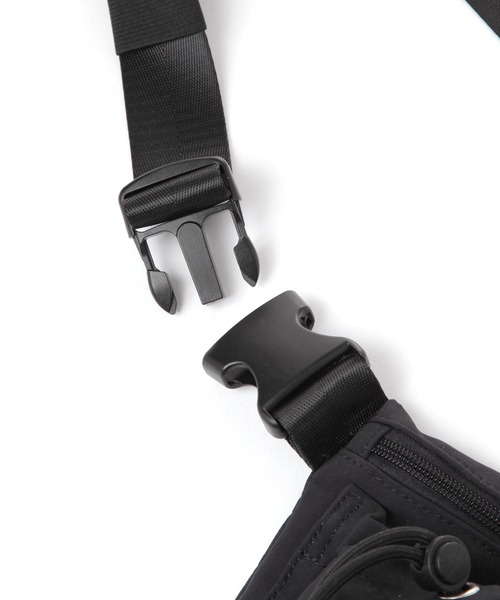 LAKOLE（ラコレ）の「ガジェットフライトボディバッグ / 288803（ボディバッグ/ウエストポーチ・メンズ・ブラック/チャコールグレー・FREE）」の21枚目の写真