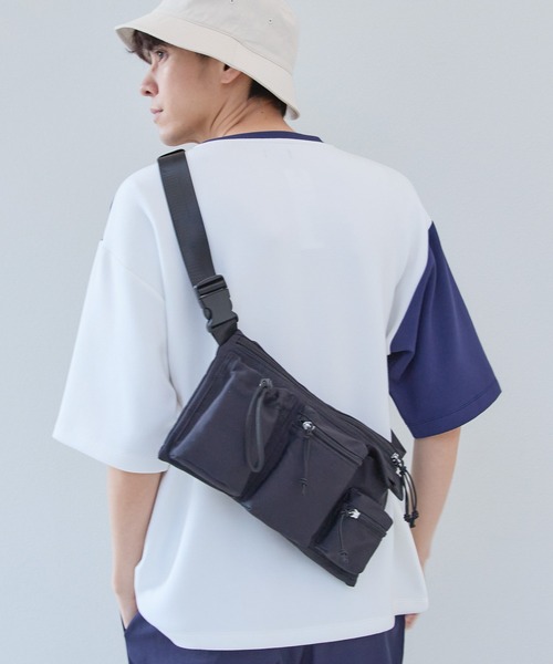 LAKOLE（ラコレ）の「ガジェットフライトボディバッグ / 288803（ボディバッグ/ウエストポーチ・メンズ・ブラック/チャコールグレー・FREE）」の3枚目の写真