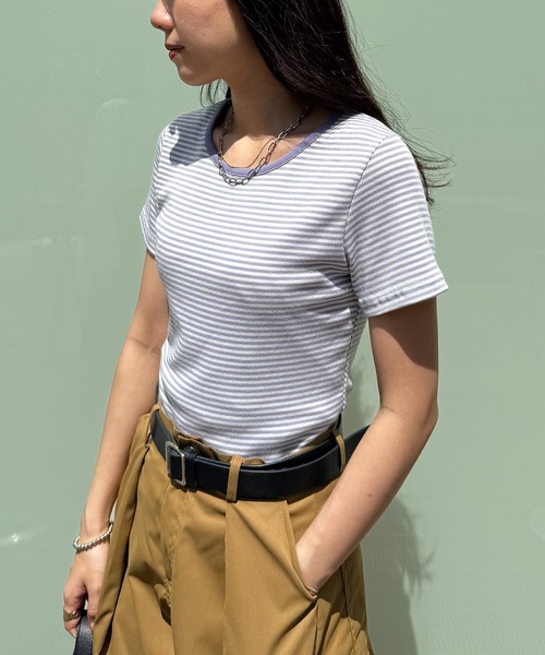 ISOOK（アイスー）の「【ISOOK / アイスー】マリンボーダーリブTシャツ / 半袖 クロップド丈 短丈 クルーネック ラウンドネック リブカットソー 細ボーダー ホワイト ブラック レッド ブラウン パープル 白 黒 茶 赤 紫 ZOZOTOWN限定（Tシャツ/カットソー・レディース・レッド/モカ/パープル/ブラック・FREE）」の4枚目の写真