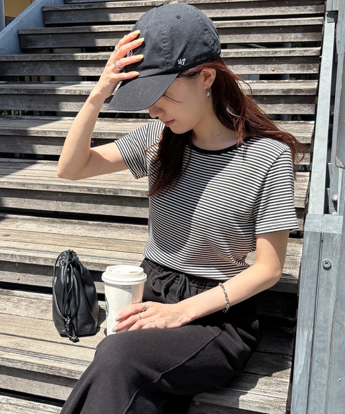 ISOOK（アイスー）の「【ISOOK / アイスー】マリンボーダーリブTシャツ / 半袖 クロップド丈 短丈 クルーネック ラウンドネック リブカットソー 細ボーダー ホワイト ブラック レッド ブラウン パープル 白 黒 茶 赤 紫 ZOZOTOWN限定（Tシャツ/カットソー・レディース・レッド/モカ/パープル/ブラック・FREE）」の2枚目の写真