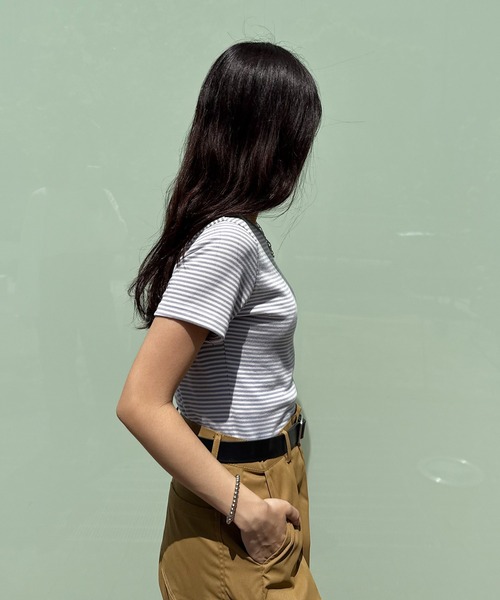 ISOOK（アイスー）の「【ISOOK / アイスー】マリンボーダーリブTシャツ / 半袖 クロップド丈 短丈 クルーネック ラウンドネック リブカットソー 細ボーダー ホワイト ブラック レッド ブラウン パープル 白 黒 茶 赤 紫 ZOZOTOWN限定（Tシャツ/カットソー・レディース・レッド/モカ/パープル/ブラック・FREE）」の18枚目の写真