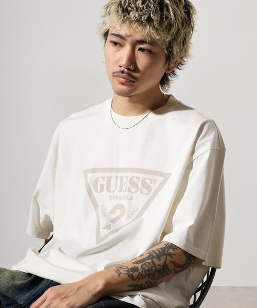 Guess(ゲス)の「GUESS GO VINTAGE TRIANGLE TEE Tシャツ(Tシャツ/カットソー・メンズ・ホワイト/スミクロ・M/XL/L)」の3枚目の写真