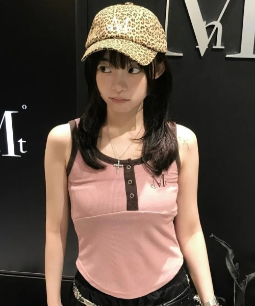 MUCENT（ムセント）の「【日本未発売/WEB限定】MUCENT(ムセント)/配色 ボタン リブ タンクトップ/COLOR-POP BUTTON CROP SLEEVELESS（タンクトップ・レディース・グレー/ブラック/カーキ/サックスブルー/ブラウン/ピンク・FREE）」の18枚目の写真