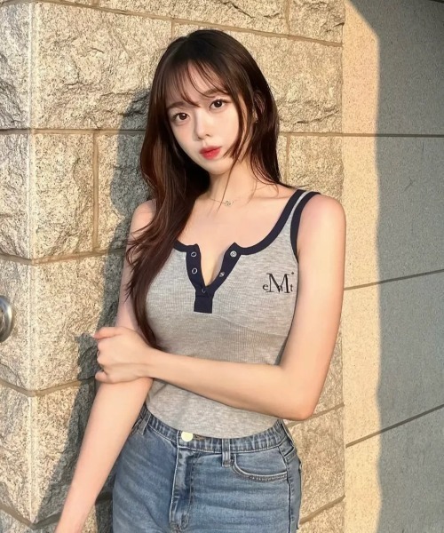 MUCENT（ムセント）の「【日本未発売/WEB限定】MUCENT(ムセント)/配色 ボタン リブ タンクトップ/COLOR-POP BUTTON CROP SLEEVELESS（タンクトップ・レディース・グレー/ブラック/カーキ/サックスブルー/ブラウン/ピンク・FREE）」の14枚目の写真