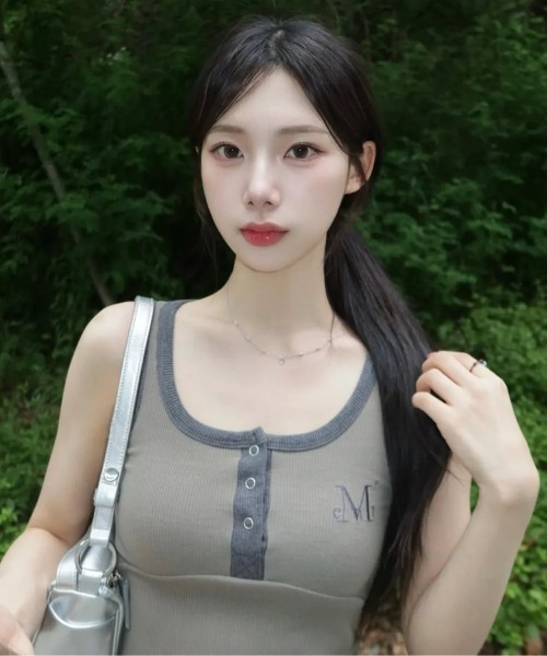 MUCENT（ムセント）の「【日本未発売/WEB限定】MUCENT(ムセント)/配色 ボタン リブ タンクトップ/COLOR-POP BUTTON CROP SLEEVELESS（タンクトップ・レディース・グレー/ブラック/カーキ/サックスブルー/ブラウン/ピンク・FREE）」の17枚目の写真