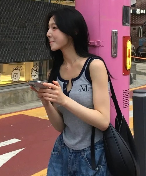 MUCENT（ムセント）の「【日本未発売/WEB限定】MUCENT(ムセント)/配色 ボタン リブ タンクトップ/COLOR-POP BUTTON CROP SLEEVELESS（タンクトップ・レディース・グレー/ブラック/カーキ/サックスブルー/ブラウン/ピンク・FREE）」の15枚目の写真