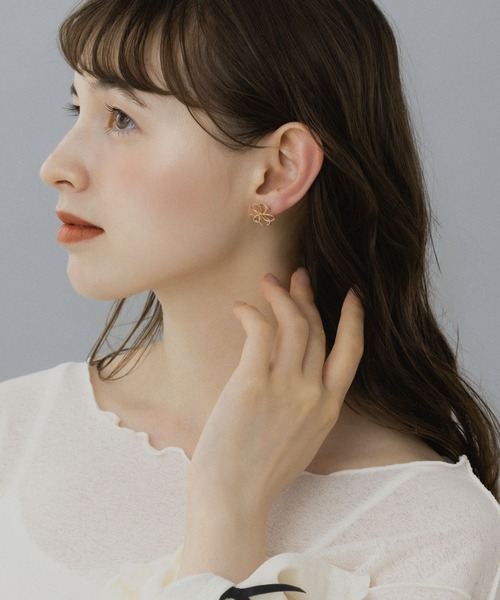 LA MUe(ラミュー)の「【LA MUE】フラワーモチーフ メタルノンホールピアス(イヤリング・レディース・シルバー/ゴールド/ピンクゴールド・FREE)」の5枚目の写真