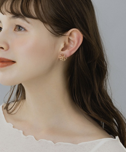 LA MUe(ラミュー)の「【LA MUE】フラワーモチーフ メタルノンホールピアス(イヤリング・レディース・シルバー/ゴールド/ピンクゴールド・FREE)」の4枚目の写真