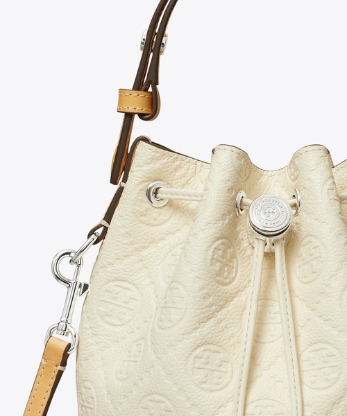 TORY BURCH(トリーバーチ)の「Tモノグラム ペブル ミニバケットバッグ(ショルダーバッグ・レディース・ホワイト・ONE SIZE)」の2枚目の写真