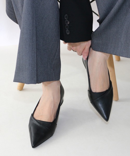 Fin（フィン）の「ポインテッドトゥ切換えフラットシューズ【低反発スポンジ入り】（パンプス・レディース・ブラック/シルバー/グレー/ブラック系その他・23cm/24cm/23.5cm/22.5cm/25cm/24.5cm）」の2枚目の写真