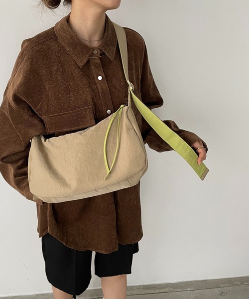 210nouve（トゥージュヌーブ）の「バイカラー スクエア ナイロン ショルダーバッグ（ショルダーバッグ・レディース・レッド/ベージュ/パープル/ブラック・FREE）」の3枚目の写真