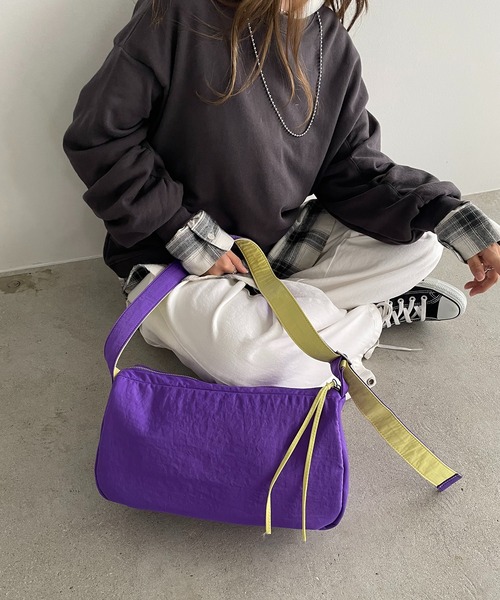 210nouve（トゥージュヌーブ）の「バイカラー スクエア ナイロン ショルダーバッグ（ショルダーバッグ・レディース・レッド/ベージュ/パープル/ブラック・FREE）」の4枚目の写真