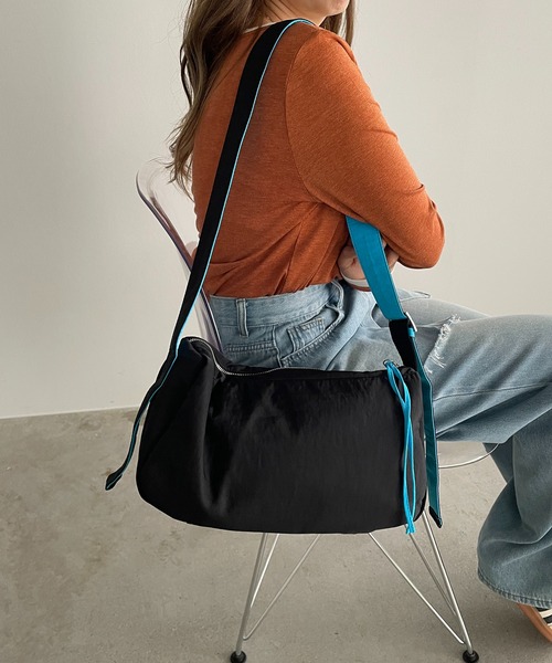 210nouve（トゥージュヌーブ）の「バイカラー スクエア ナイロン ショルダーバッグ（ショルダーバッグ・レディース・レッド/ベージュ/パープル/ブラック・FREE）」の2枚目の写真