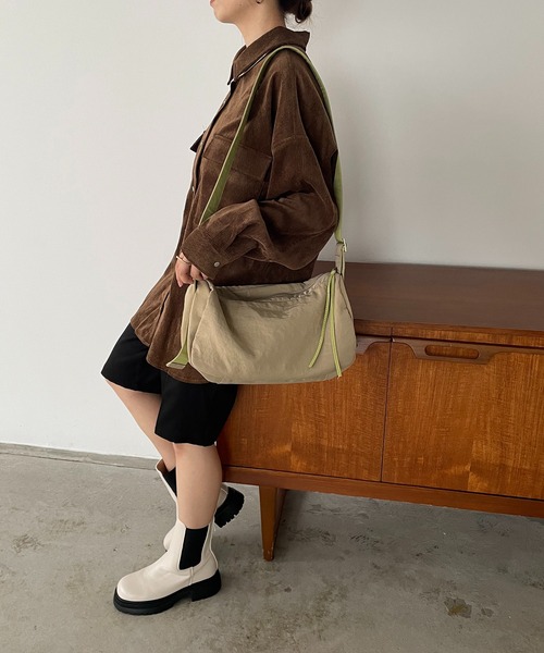 210nouve（トゥージュヌーブ）の「バイカラー スクエア ナイロン ショルダーバッグ（ショルダーバッグ・レディース・レッド/ベージュ/パープル/ブラック・FREE）」の14枚目の写真