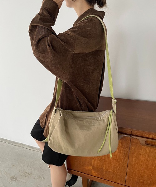 210nouve（トゥージュヌーブ）の「バイカラー スクエア ナイロン ショルダーバッグ（ショルダーバッグ・レディース・レッド/ベージュ/パープル/ブラック・FREE）」の15枚目の写真