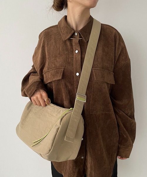 210nouve（トゥージュヌーブ）の「バイカラー スクエア ナイロン ショルダーバッグ（ショルダーバッグ・レディース・レッド/ベージュ/パープル/ブラック・FREE）」の13枚目の写真