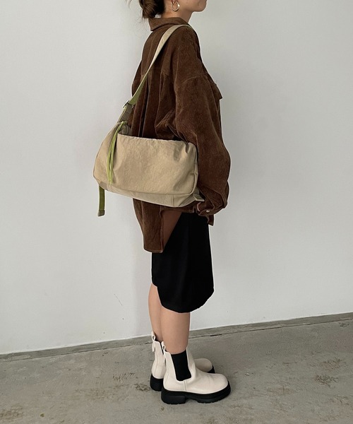 210nouve（トゥージュヌーブ）の「バイカラー スクエア ナイロン ショルダーバッグ（ショルダーバッグ・レディース・レッド/ベージュ/パープル/ブラック・FREE）」の12枚目の写真