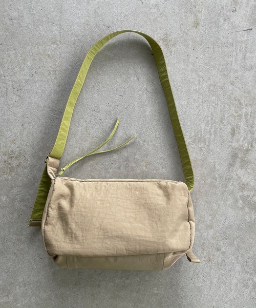 210nouve（トゥージュヌーブ）の「バイカラー スクエア ナイロン ショルダーバッグ（ショルダーバッグ・レディース・レッド/ベージュ/パープル/ブラック・FREE）」の11枚目の写真