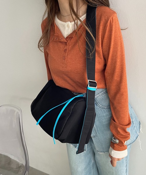 210nouve（トゥージュヌーブ）の「バイカラー スクエア ナイロン ショルダーバッグ（ショルダーバッグ・レディース・レッド/ベージュ/パープル/ブラック・FREE）」の20枚目の写真