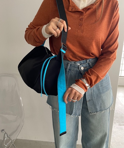 210nouve（トゥージュヌーブ）の「バイカラー スクエア ナイロン ショルダーバッグ（ショルダーバッグ・レディース・レッド/ベージュ/パープル/ブラック・FREE）」の18枚目の写真