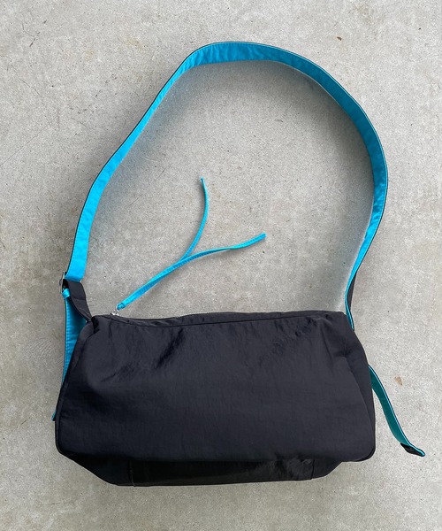 210nouve（トゥージュヌーブ）の「バイカラー スクエア ナイロン ショルダーバッグ（ショルダーバッグ・レディース・レッド/ベージュ/パープル/ブラック・FREE）」の16枚目の写真