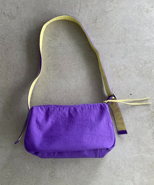 210nouve（トゥージュヌーブ）の「バイカラー スクエア ナイロン ショルダーバッグ（ショルダーバッグ・レディース・レッド/ベージュ/パープル/ブラック・FREE）」の6枚目の写真
