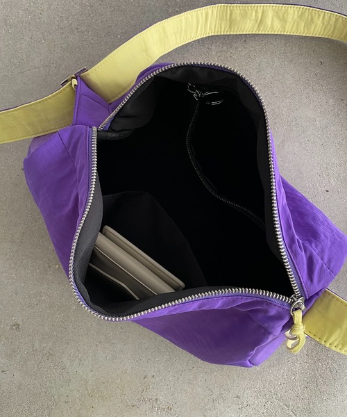 210nouve（トゥージュヌーブ）の「バイカラー スクエア ナイロン ショルダーバッグ（ショルダーバッグ・レディース・レッド/ベージュ/パープル/ブラック・FREE）」の21枚目の写真