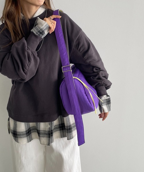 210nouve（トゥージュヌーブ）の「バイカラー スクエア ナイロン ショルダーバッグ（ショルダーバッグ・レディース・レッド/ベージュ/パープル/ブラック・FREE）」の9枚目の写真