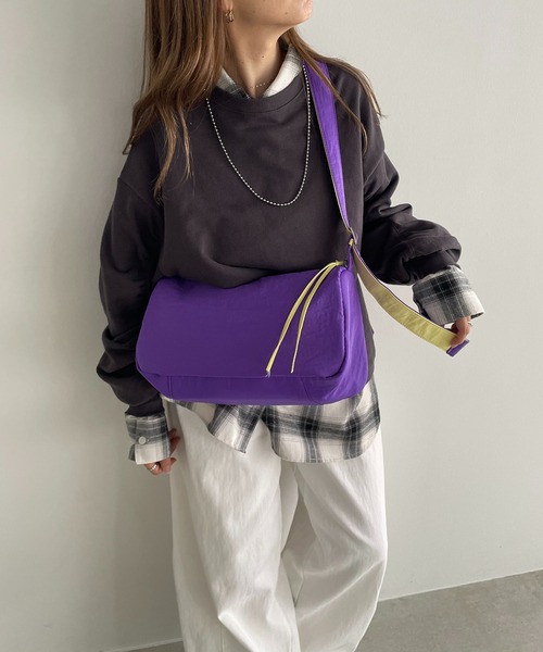 210nouve（トゥージュヌーブ）の「バイカラー スクエア ナイロン ショルダーバッグ（ショルダーバッグ・レディース・レッド/ベージュ/パープル/ブラック・FREE）」の10枚目の写真