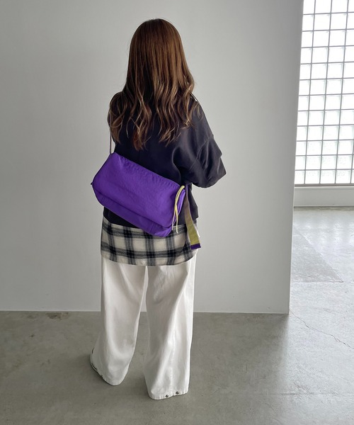 210nouve（トゥージュヌーブ）の「バイカラー スクエア ナイロン ショルダーバッグ（ショルダーバッグ・レディース・レッド/ベージュ/パープル/ブラック・FREE）」の7枚目の写真