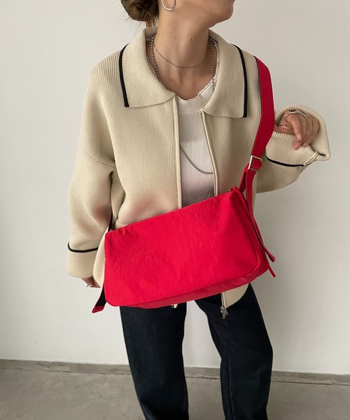 210nouve（トゥージュヌーブ）の「バイカラー スクエア ナイロン ショルダーバッグ（ショルダーバッグ・レディース・レッド/ベージュ/パープル/ブラック・FREE）」の5枚目の写真