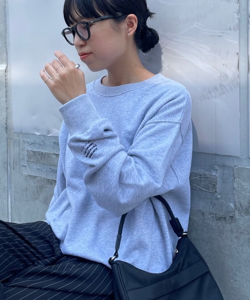 COLONY 2139(コロニートゥーワンスリーナイン)の「袖刺繍スウェットプルオーバー(スウェット・レディース・アイボリー/サックスブルー/ネイビー/グレー/ブラウン・FREE)」の3枚目の写真