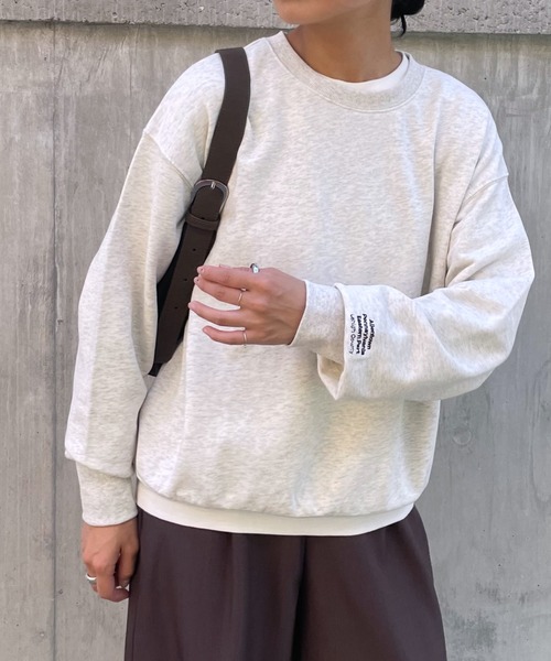 COLONY 2139(コロニートゥーワンスリーナイン)の「袖刺繍スウェットプルオーバー(スウェット・レディース・アイボリー/サックスブルー/ネイビー/グレー/ブラウン・FREE)」の2枚目の写真