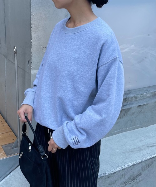 COLONY 2139(コロニートゥーワンスリーナイン)の「袖刺繍スウェットプルオーバー(スウェット・レディース・アイボリー/サックスブルー/ネイビー/グレー/ブラウン・FREE)」の11枚目の写真