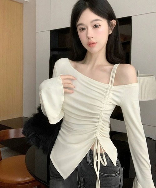 VIBGYOR（ヴィブジョー）の「【EIZZ/アイズ】アシンメトリー オフショル ギャザー デザイントップス（Tシャツ/カットソー・レディース・ブラック/オフホワイト・FREE）」の2枚目の写真