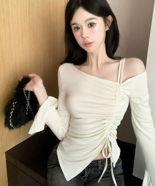 VIBGYOR（ヴィブジョー）の「【EIZZ/アイズ】アシンメトリー オフショル ギャザー デザイントップス（Tシャツ/カットソー・レディース・ブラック/オフホワイト・FREE）」の9枚目の写真