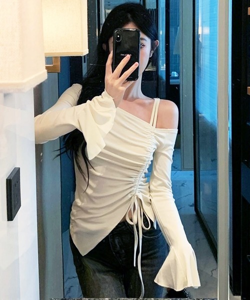 VIBGYOR（ヴィブジョー）の「【EIZZ/アイズ】アシンメトリー オフショル ギャザー デザイントップス（Tシャツ/カットソー・レディース・ブラック/オフホワイト・FREE）」の6枚目の写真