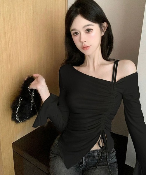 VIBGYOR（ヴィブジョー）の「【EIZZ/アイズ】アシンメトリー オフショル ギャザー デザイントップス（Tシャツ/カットソー・レディース・ブラック/オフホワイト・FREE）」の5枚目の写真