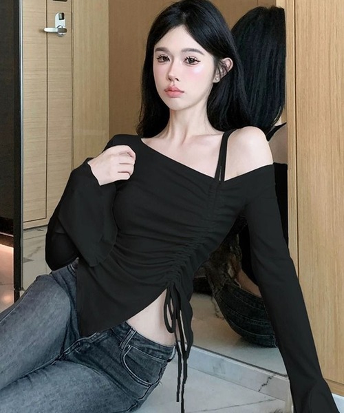 VIBGYOR（ヴィブジョー）の「【EIZZ/アイズ】アシンメトリー オフショル ギャザー デザイントップス（Tシャツ/カットソー・レディース・ブラック/オフホワイト・FREE）」の4枚目の写真