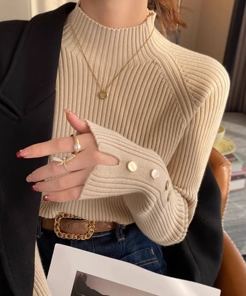 cammie(キャミー)の「袖ゴールドボタンプチハイネックニット(ニット/セーター・レディース・アイボリー/ブラック/ベージュ・FREE)」の1枚目の写真
