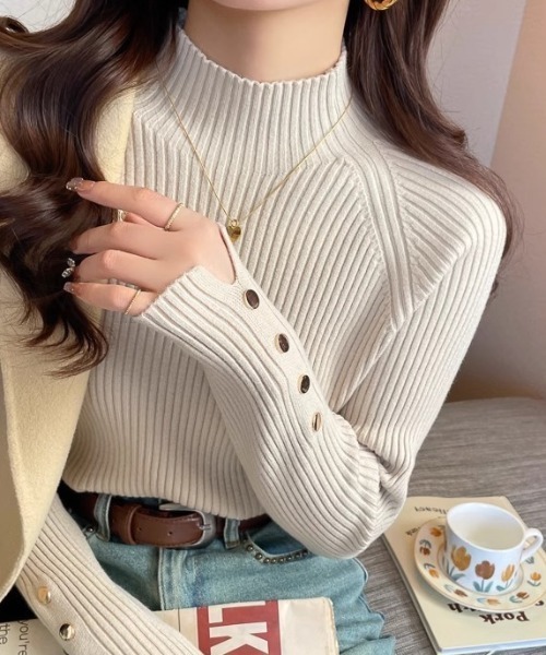 cammie(キャミー)の「袖ゴールドボタンプチハイネックニット(ニット/セーター・レディース・アイボリー/ブラック/ベージュ・FREE)」の2枚目の写真