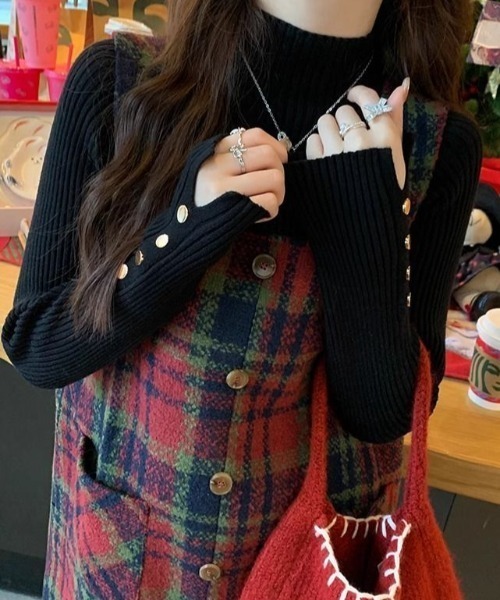 cammie(キャミー)の「袖ゴールドボタンプチハイネックニット(ニット/セーター・レディース・アイボリー/ブラック/ベージュ・FREE)」の11枚目の写真