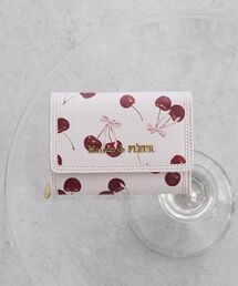 Maison de FLEUR チェリー柄 三つ折り財布 メゾンドフルール Maison de FLEUR（メゾンドフルール）の「チェリー柄ウォレット（財布